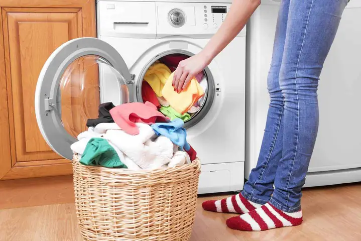 Cách Giặt Áo In Hình Bền Đẹp, Không Bong Tróc & Phai Màu Đúng Cách Cách Giặt Áo In Hình Bền Đẹp, Không Bong Tróc & Phai Màu Đúng Cách
