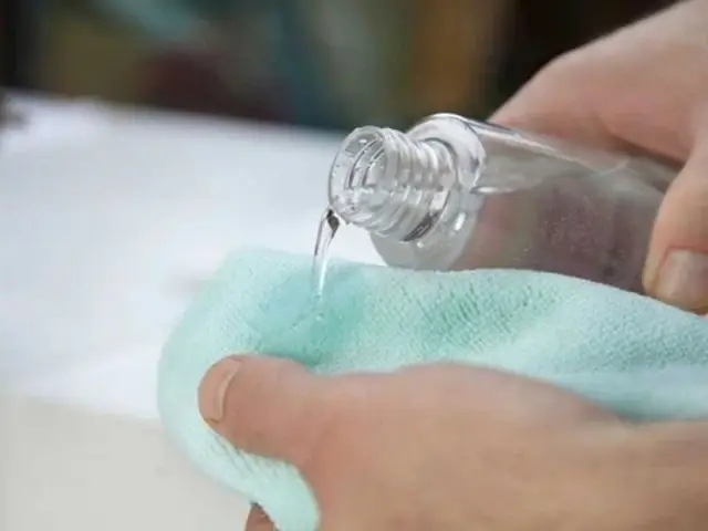 Cách Tẩy Chữ In Trên Áo Sơ Mi Hiệu Quả Tại Nhà (bằng Xăng, Cồn & Nguyên Liệu Khác) Cách Tẩy Chữ In Trên Áo Sơ Mi Hiệu Quả Tại Nhà (bằng Xăng, Cồn & Nguyên Liệu Khác)