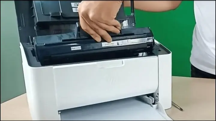 Hướng Dẫn Chi Tiết Cách Tháo Và Thay Hộp Mực Máy In Hp P1102