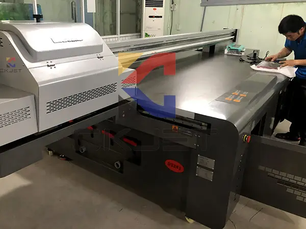 Giá Máy In Uv Trên Mọi Chất Liệu: Báo Giá & Lựa Chọn Tối Ưu
